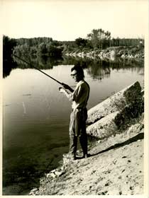 Franco Pedrina a pesca nel 1973
